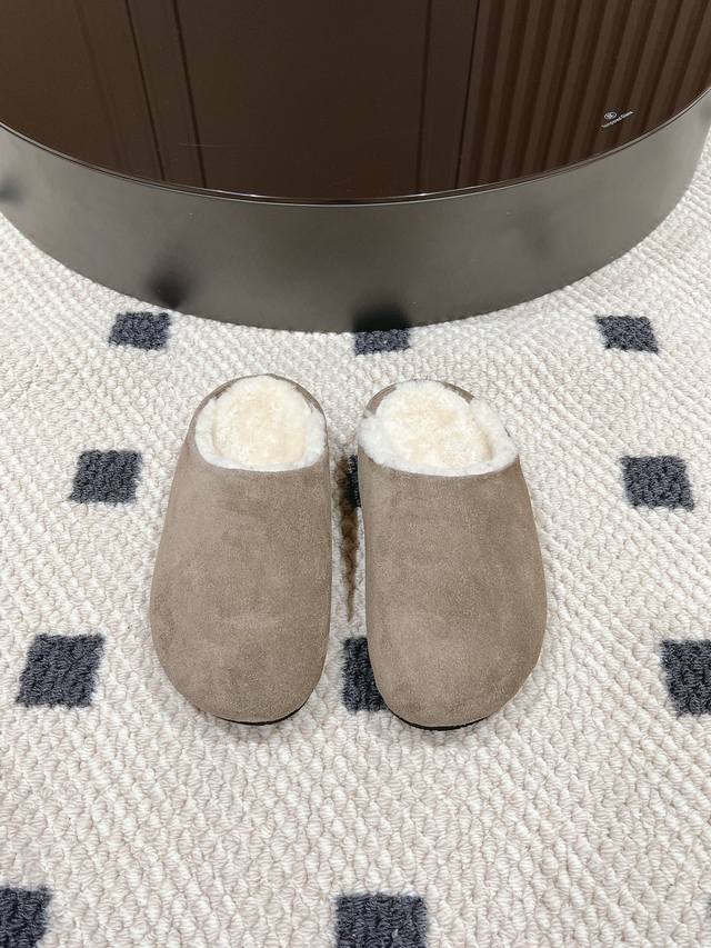 码数35-40 新款Therow 勃肯拖鞋 极简便是高级，懒人必备，第一眼看到这双鞋旧爱上，一贯的极简风，没有Logo点缀，极简到极致！舒适度也是拉满，上脚就不