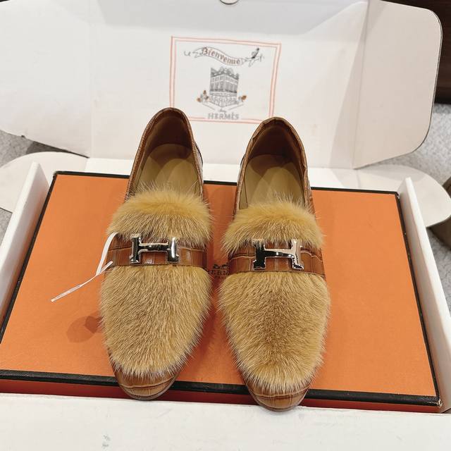 出厂价p 爱马仕Hermes paris 乐福鞋 New Arrival～ H家 秋冬水貂乐福鞋&半拖 鞋面是整貂，质感温和柔顺，一看就很贵！ 鞋面麂皮，鞋底牛