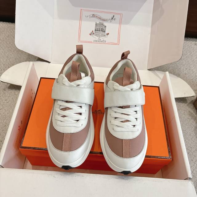 出厂价p Hermes Loop运动鞋 New Arrival～ 秋冬新款休闲运动鞋系列 鞋面是麂皮，质感温和柔顺，一看就很贵！上脚超级轻盈 鞋底独家私模一体H