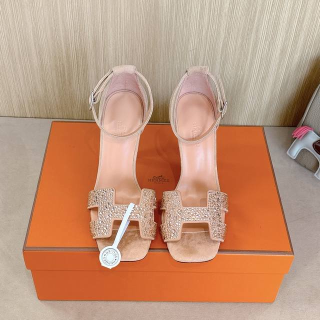 10.5Cm组图 钻面出厂价p Hermes 爱马仕 Joy 105高跟凉鞋 时尚又百搭 搭配H鞋头 超级舒服 每个细节都做到极致 搭配同色调标志性纯鞋扣 设计