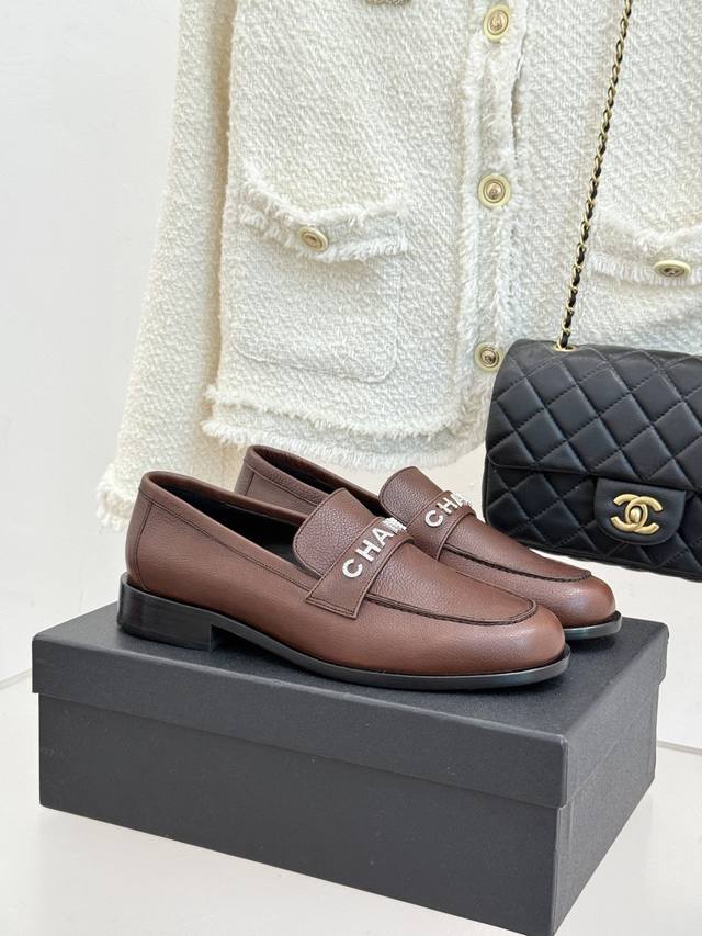 厂价 Chane*｜小香25A新品复古字母钻扣乐福鞋半拖 当Chanel的经典基因邂逅复古风潮 这双乐福鞋以璀璨细节与优雅廓形 重新定义“毫不费力的奢华”。 鞋