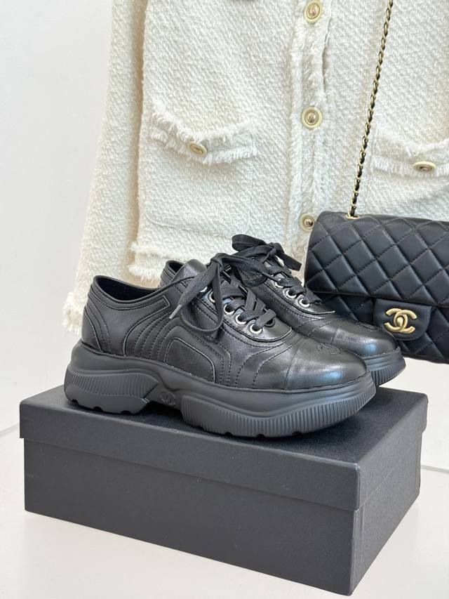 厂价 Chane*｜小香25K新品 双C厚底牛皮 运动鞋老爹鞋 这双老爹鞋以矛盾美学重构运动风尚 让街头感与奢华感在步履间达成完美平衡。 鞋头的电绣双C标志是设