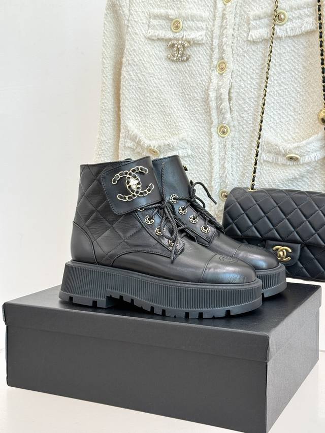 厂价 Chane*｜小香经典魔术贴菱格链条双C扣 厚底机车短靴 当马术灵感的菱格纹邂逅街头机车的硬朗轮廓 小香用一双短靴重新定义经典与个性的边界。 侧边经典菱格