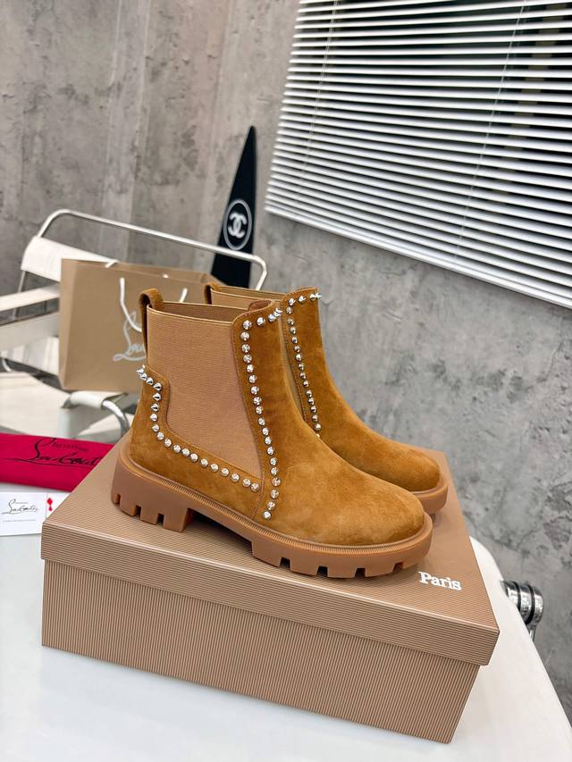 顶级版本 独家定制 代购级③个颜色供选择。重磅推出 Christian Louboutin Cl 独特钉钉标识设制 防狼 红底鞋最新走秀款 简称Cl 红底鞋 T