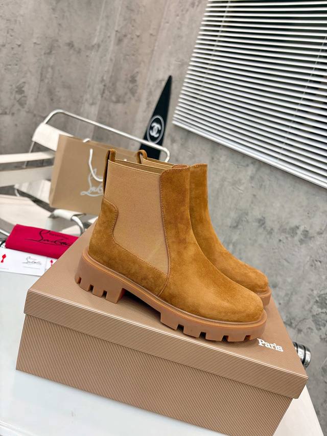 素面款顶级版本 独家定制 代购级③个颜色供选择。重磅推出 Christian Louboutin Cl 独特标识设制 防狼 红底鞋最新走秀款 简称Cl 红底鞋