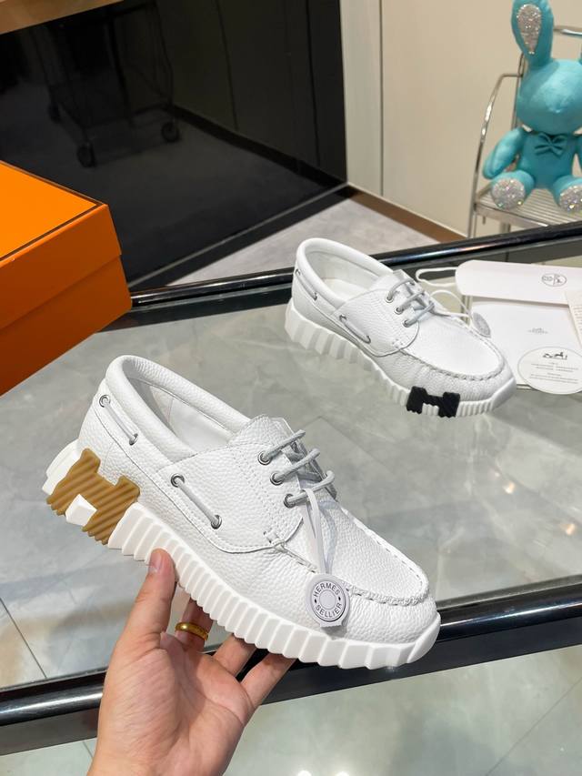 hermes 顶级版本爱马仕H家经典 休闲运动鞋，最高版本，鞋底上饰以夸张“H”字母，斜体设计和鲜艳色彩展现活力，延续品牌设计灵感！ 非常漂亮的一款休闲鞋，大气