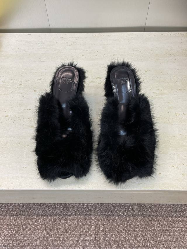 工厂p价p 芬迪 2025秋冬新款时尚百搭羊羔毛高跟女拖鞋 Fendi 字母Logo坡跟圆头鱼嘴露趾居家鞋 材质:鞋面进口羊羔毛+水染羊皮内里+意大利真皮大底