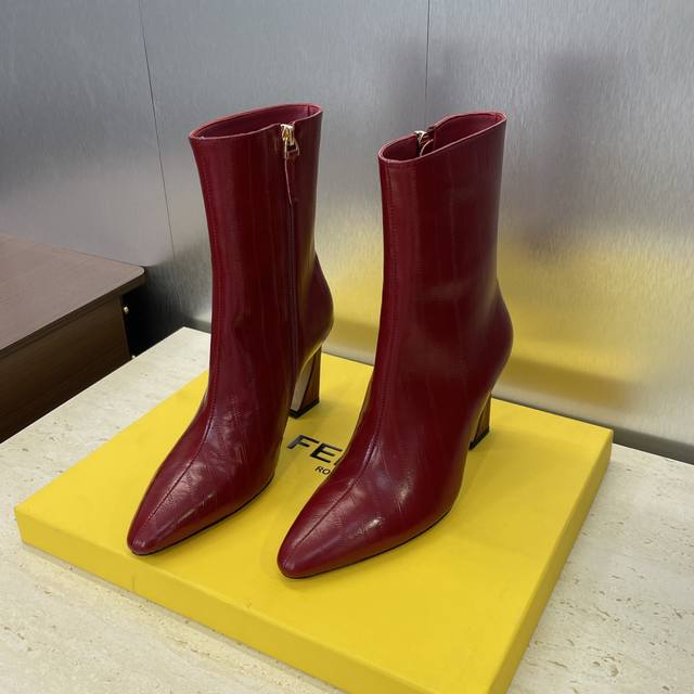 工厂p价p 芬迪 Fendi. 2025秋冬新款系列侧拉链女靴 明星同款字母Logo机车及裸靴 高跟尖头骑士糖果色马丁短靴 材质：鞋面进口皱漆小牛皮+水染羊皮内