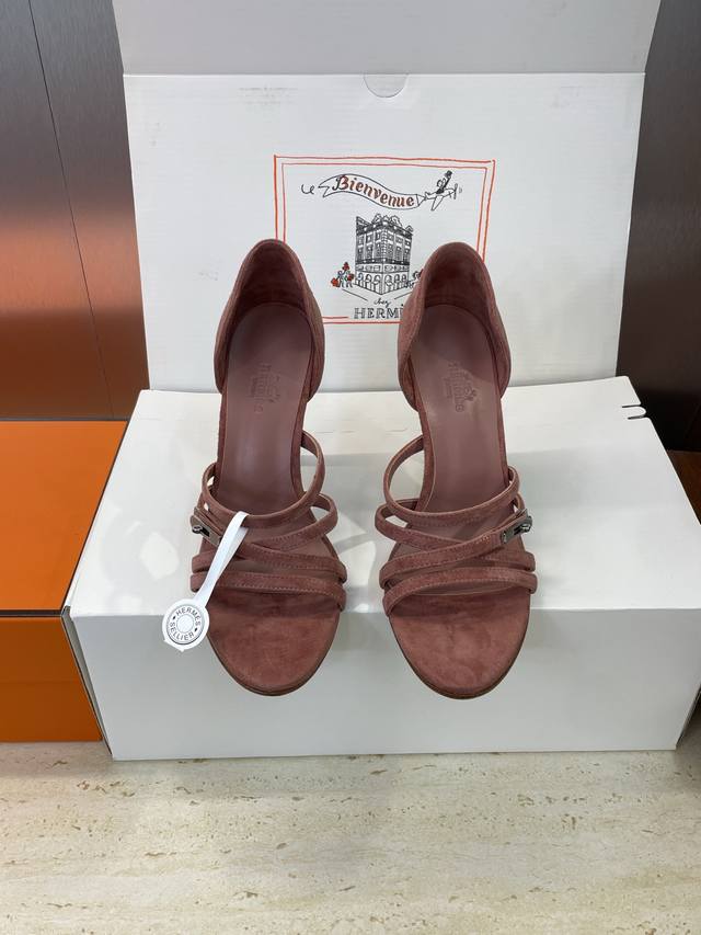 工厂p价p 莞产 代购级 爱马仕 Hermes 2025春夏新款 Lullaby Kelly扣拼色中空女鞋 H家高跟圆头罗马风交叉带后包凉拖鞋 材质：鞋面进口羊