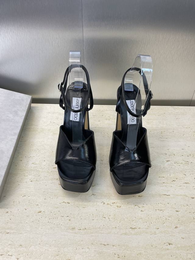 工厂p价p 周仰杰 Jimmy Choo 吉米周2025春夏新款防水台恨天高脚环绑带气场高跟女鞋 Jc字母Logo粗跟圆头露趾凉鞋 材质:鞋面进口金属牛皮+水染