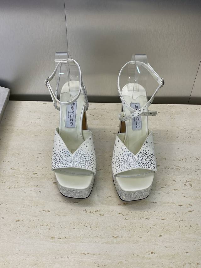 工厂p价p 周仰杰 Jimmy Choo 吉米周2025春夏新款防水台恨天高脚环绑带气场高跟女鞋 Jc字母Logo粗跟圆头露趾水钻凉鞋 材质:鞋面100%进口真