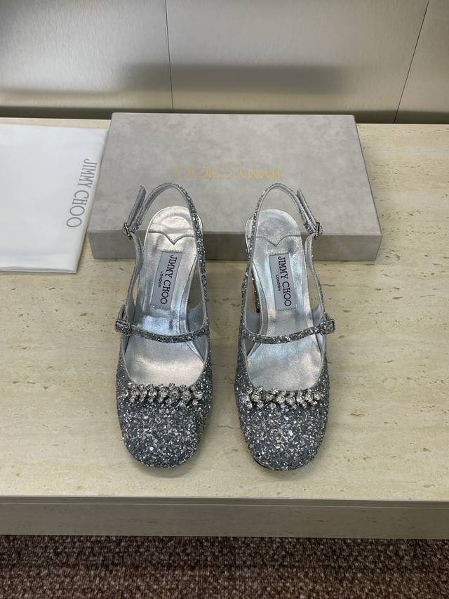 工厂p价p 周仰杰 Jimmy Choo 吉米周2025春夏新款玛丽珍后空方头粗跟水钻女鞋 Jc字母Logo五金扣高跟拼色凉鞋 材质:鞋面进口牛漆皮 格丽特+水
