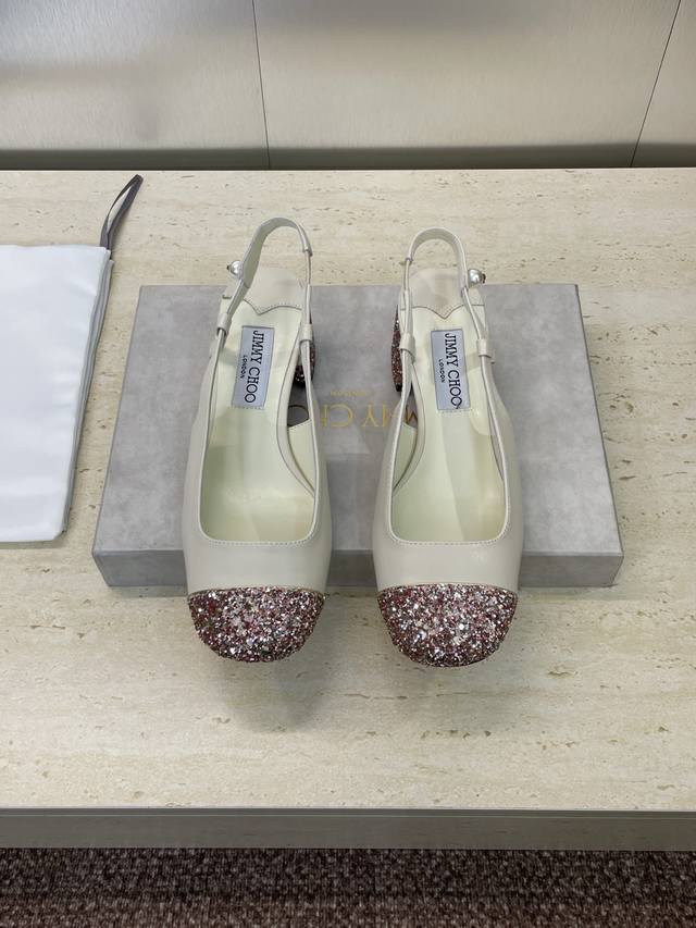 工厂p价p 周仰杰 Jimmy Choo 吉米周2025春夏新款玛丽珍后空方头粗跟女鞋 Jc字母Logo五金扣低跟拼色凉鞋 材质:鞋面进口小牛皮 牛漆皮 格丽特