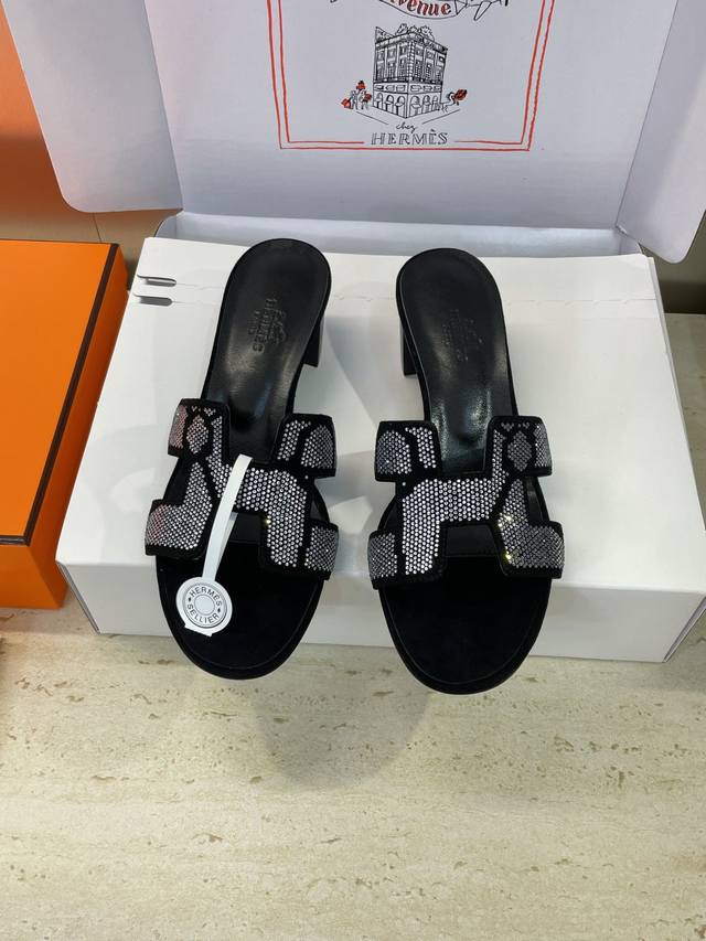 工厂p价p 莞货 代购级 爱马仕 Hermes 2025 春夏新色经典款 Oran粗跟拼色工字拖水钻女鞋 H家平底圆头露趾凉拖鞋 材质：鞋面进口羊猄皮+水染牛皮