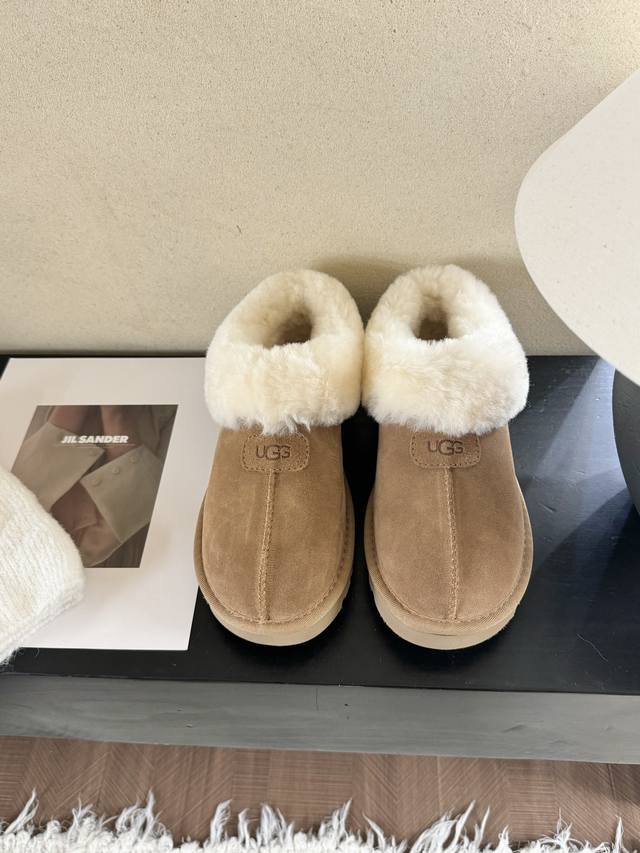 塔次特 秋冬街边感 随手拍 一双雪地靴 一秒秋冬氛围感来了 超模们的选择 极简每天都要温暖又时髦 想美式雅痞腔调 韩里韩气全都可以呀 隆丰A级羊皮毛一体材质 3