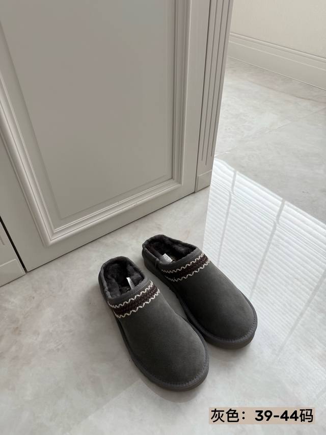 上新新款上线抢先看Ugg 阿瑟森 男鞋篇 户外探险系列 冬季送男友的礼物 精细的细节刺绣更具活力 羊毛保暖舒适柔软 城市户外探险多场景搭配 尺码：39-44码