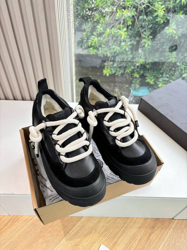 男10Ugg顶级品质G131所见即所得Ugg秋冬新款情侣系列棉鞋雪地靴棉鞋作为的领军品牌，这双新款同样延续了其一贯的舒适理念，穿在脚上轻盈自在，仿佛踩在了云朵上