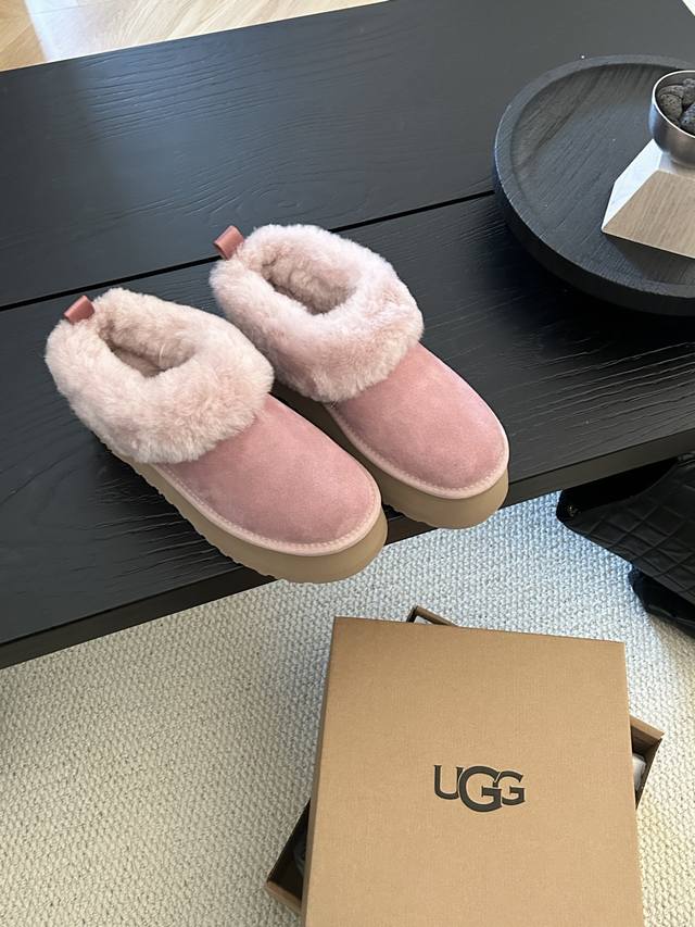 Ugg新款塔此勒小红书主推款，翻毛皮设计，羊皮毛大领口 慵懒风十足 4.5Cm厚底增高 三色：栗色。菜籽。黎明粉 码数，35-40 码！