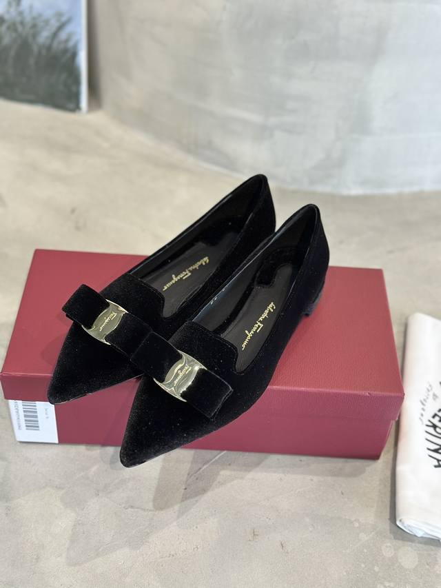 工厂p价 Sf Salvatore Ferraga*O 菲拉*慕尖头丝绒蝴蝶结平底单鞋这双鞋的材质是想想就暖和的丝绒，很适合秋冬季节鞋的设计简约却不失大气，装饰