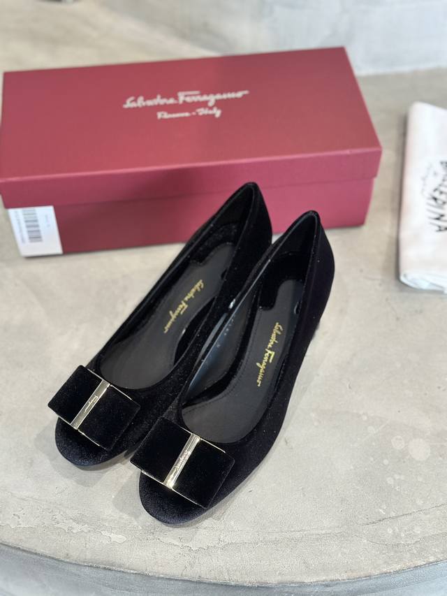 工厂p价 Sf Salvatore Ferraga*O 菲拉*慕Vara丝绒面大蝴蝶结圆头金梅花跟高跟鞋鞋面是菲拉家标志性的大号蝴蝶结进口丝绒材质尽显高档，搭配