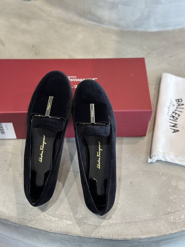 工厂p价 现货Sf Salvatore Ferraga*O 菲拉*慕 全新Vara圆头大蝴蝶结天鹅绒乐福单鞋配有原版开模电镀金色花卉造型鞋跟女士衣橱中的必备鞋款