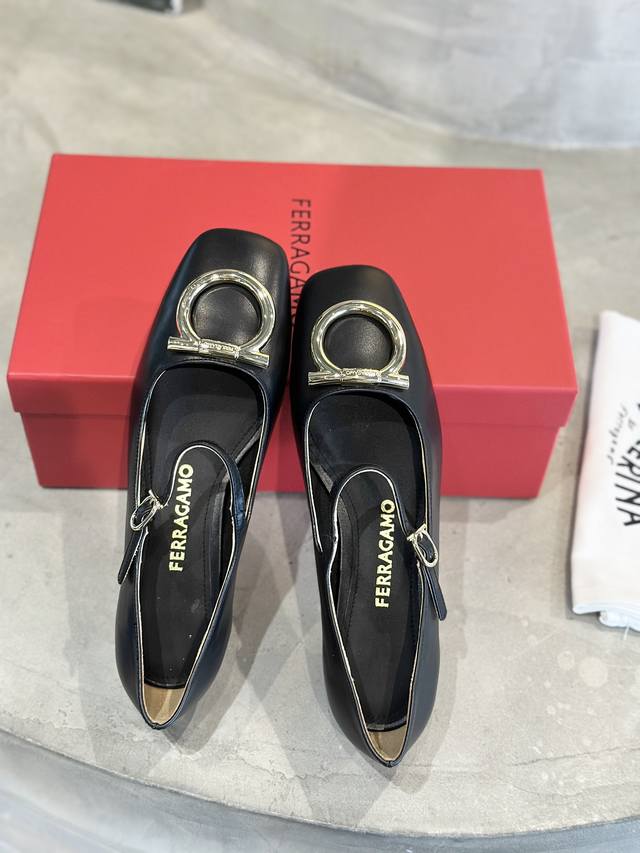工厂p价 Ferraga*O菲拉*慕新款超大号Gancini马蹄扣玛丽珍鞋！ 高圆圆同款菲拉家的玛丽珍鞋，经典马蹄扣镶嵌于鞋面，可以精准的做好点缀！搭配低跟设计