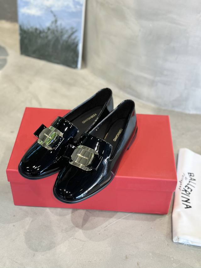 张钧甯同款乐福鞋 工厂p价 Ferraga*O菲拉*慕新版Vara蝴蝶结软漆皮乐福鞋！ 它的材质超级柔软，采用高质量的软漆 皮制作，触感细腻，穿在脚上仿佛有云朵