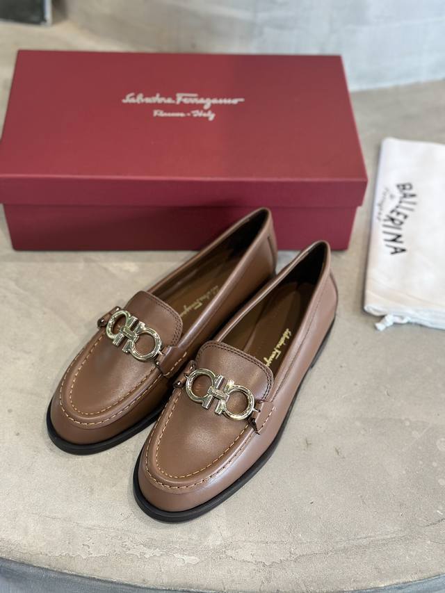 工厂p价 现货Sf Salvatore Ferraga*O 新品上新！菲拉*慕Gancini双面扣乐福鞋单鞋 可盐可甜的职场通勤鞋 重金原版开模的镀金金属扣：扣