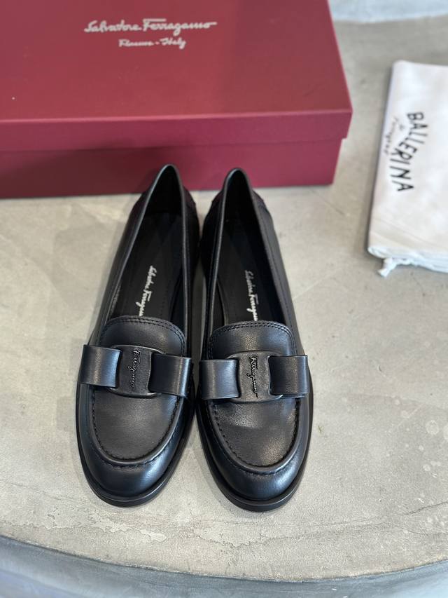 工厂p价 现货Sf Salvatore Ferraga*O 新品上新！菲拉*慕大蝴蝶结Viva乐福鞋 可盐可甜的职场通勤鞋 经典的标志性蝴蝶结，以柔软皮革材质打