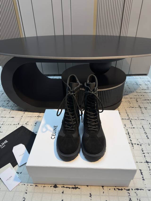 celin* 秋冬新品玛格丽特马丁靴 中筒靴型，鞋带可调节，能贴合不同脚型；厚底设计，兼具增高与修饰腿型的效果，让腿部线条更显纤细。橡胶大底，抓地力强且耐磨，日