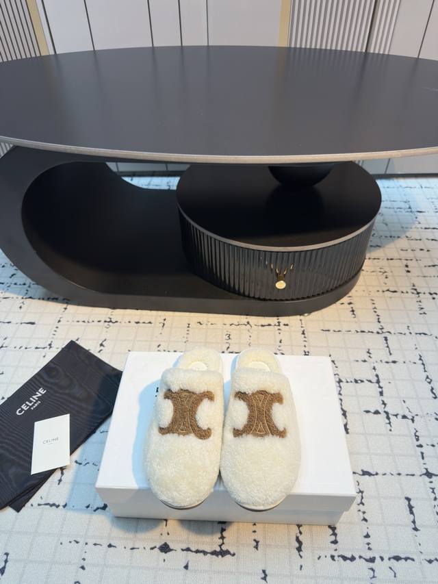 celin*塞琳 25Ss 新品 一脚蹬羊毛拖鞋 这一季的赛琳又让我重新爱了它一次！ 这季节美鞋太多这款毛拖真的是让我无法自拔真太可爱了～ 毛茸茸的羊毛是选用欧