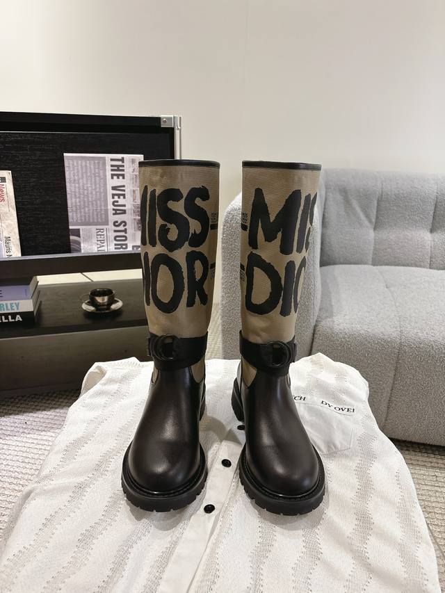 出厂 Miss Dior 迪奥 Cd 秋冬长靴 最新色高定海报款D-Major电绣拼色字母Logo 圆头中筒涂鸦女靴脚骑士靴 面料：原版刺绣 牛皮 内里：原版牛