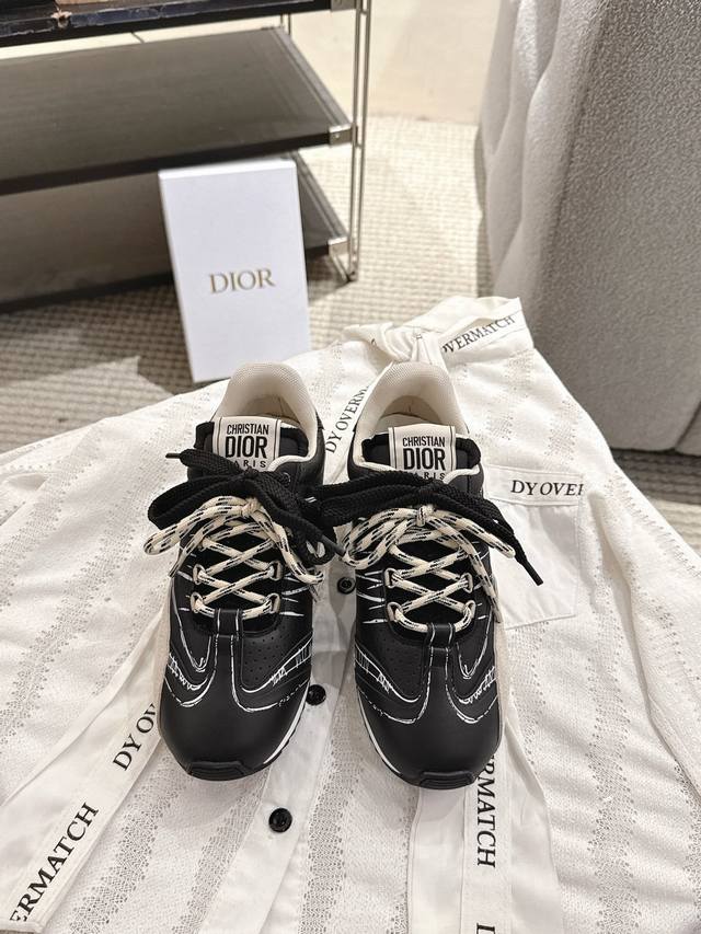 顶级版本 2025Ss -迪奥最新运动鞋 跑鞋 德训鞋.阿甘鞋. 融入 Dior 的高订精神，重新诠释经典搭配 Oblique 印花3D手绘科技原版复刻面料、打