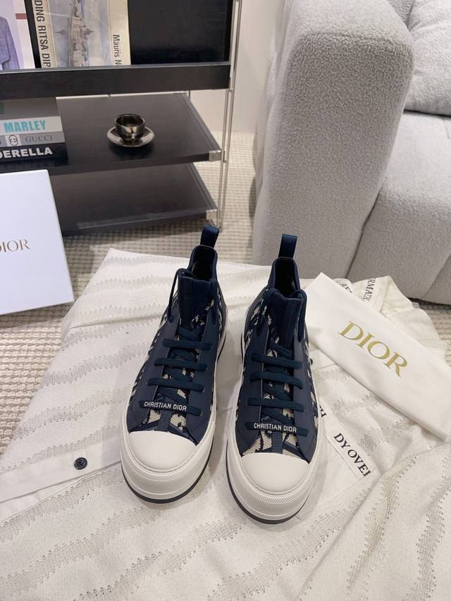 厚底飞织： 23Ss Dior Oblique 穿孔科技针织高筒运动鞋 市面上唯一对版高端品质 原版拆解开发，每个细节都不放过， 真正意义上的原版复刻， 鞋面1