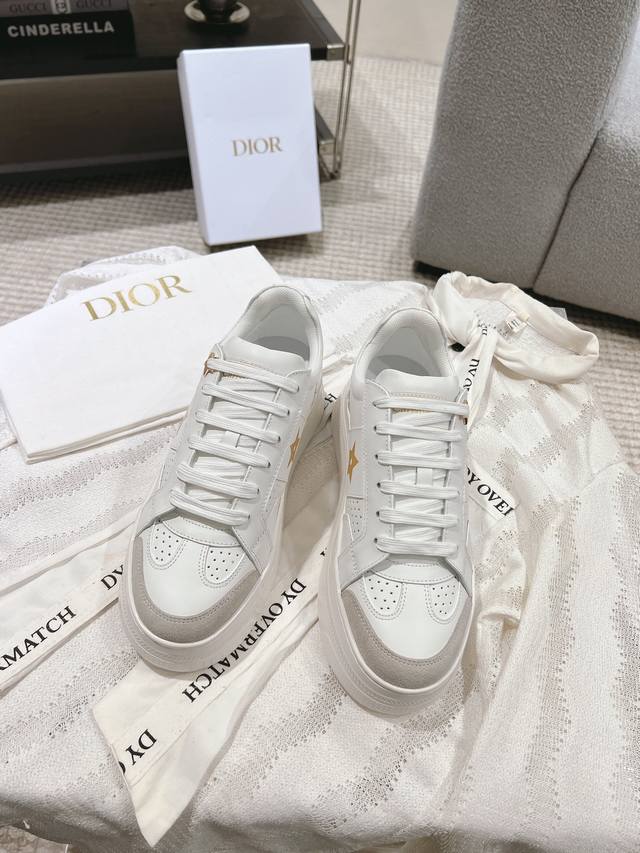 一眼就爱上的“厚底”小白鞋 D家 春夏季新款 这款Dior Star运动鞋延续经久不衰的轮廓，采用白色牛皮革精心制作，所以上脚会特别的舒服哦 鞋面星星装饰，提升