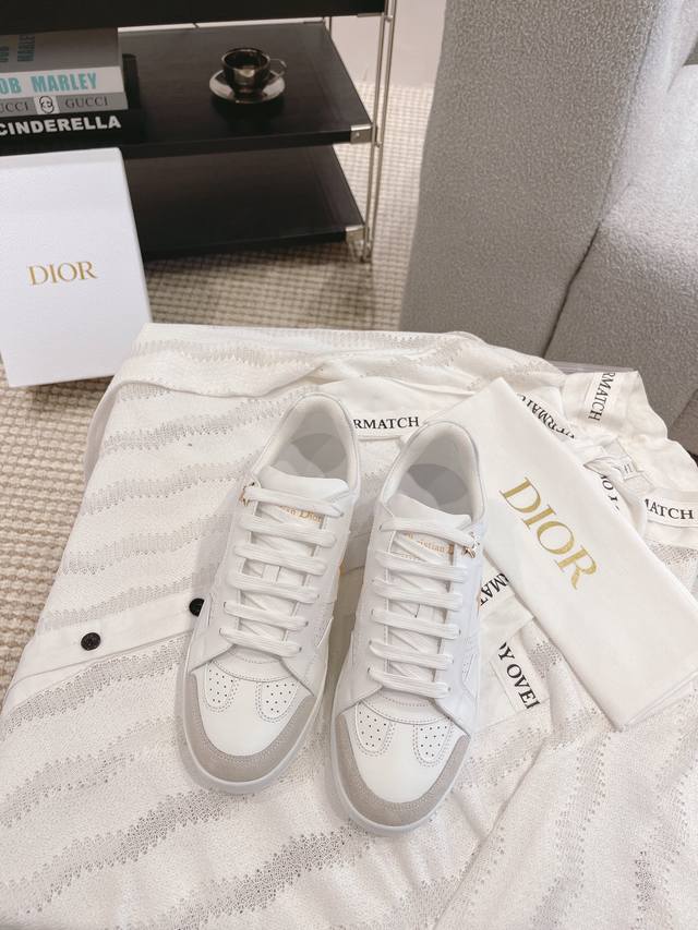 一眼就爱上的小白鞋 D家 秋季新款 这款Dior Star运动鞋延续经久不衰的轮廓，采用白色牛皮革精心制作，所以上脚会特别的舒服哦 饰以同色调绒面革镶片金属星星