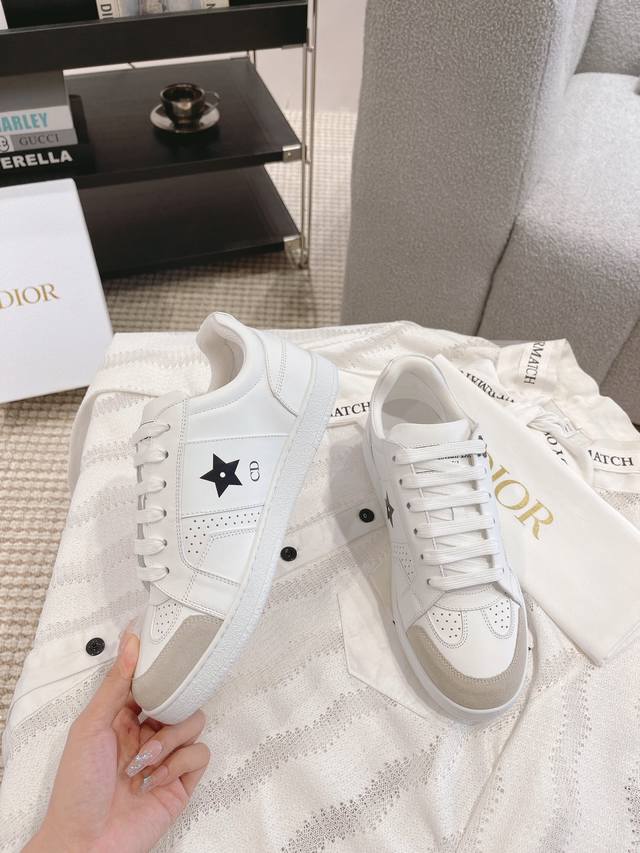 一眼就爱上的小白鞋 D家 秋季新款 这款Dior Star运动鞋延续经久不衰的轮廓，采用白色牛皮革精心制作，所以上脚会特别的舒服哦 饰以同色调绒面革镶片金属星星