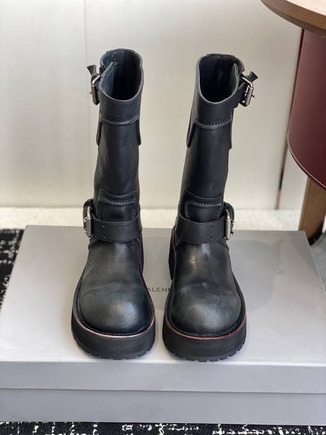 东莞代购级 Balenciaga巴黎世家25Fw毒液Venom情侣款高筒靴 中筒靴 请认准高版本 这款靴子在设计上独具匠心 以绑带与皮带元素作为亮点 不仅能将靴