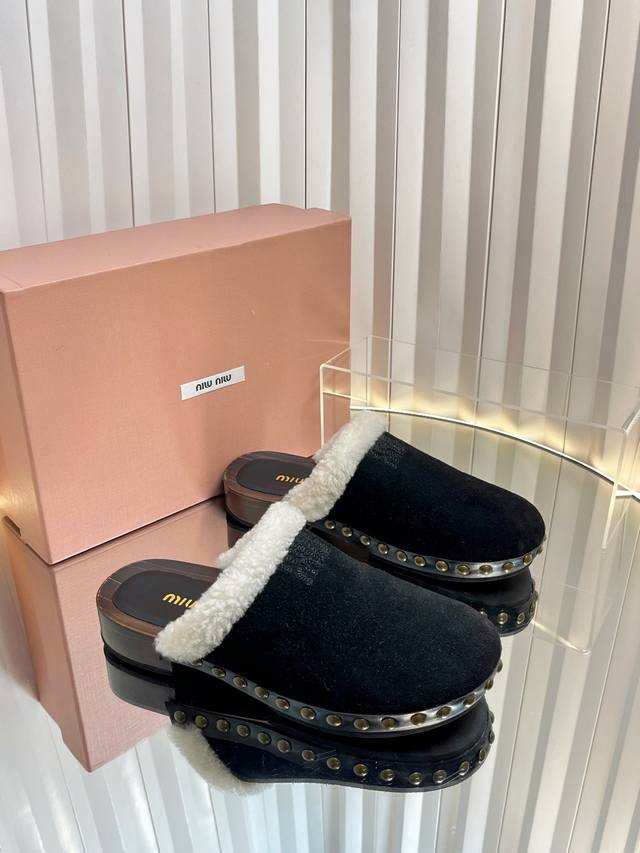Miu Miu 棉鞋凉鞋2025秋冬新款鞋Miumiu秀场适当独一无二的擦色工艺工艺来自Miu Miu系列的细节特写 新季的潮流要素一此刻挚爱的概念，多元对撞，