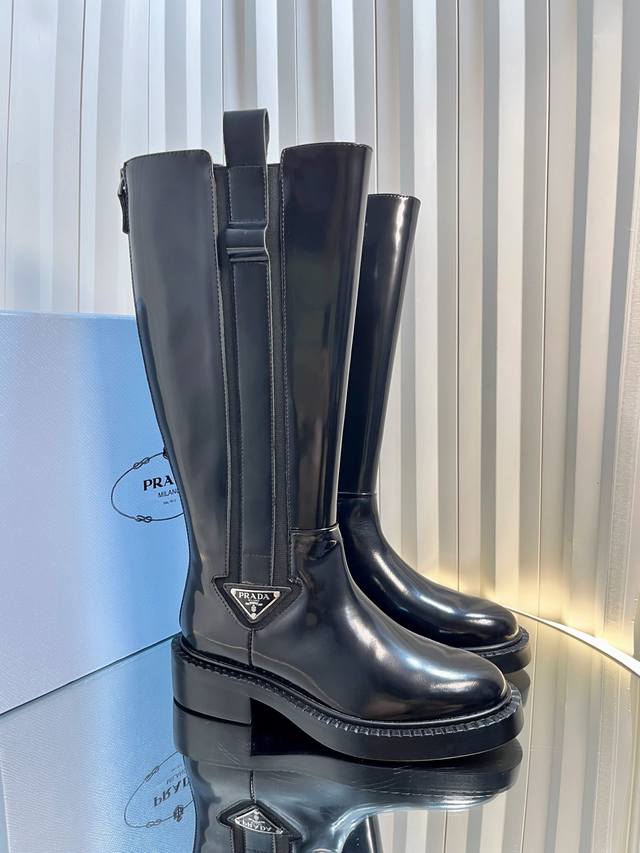 prada 25新款烟管靴 马丁靴 p家2025秋冬短靴新品侧面三角标带小耳朵简直是把颜直拉满 很实穿百搭的单品，轻松驾驭秋冬Look 鞋面开边珠小牛皮，质感拉