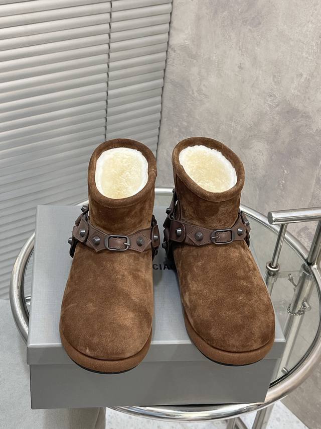出厂 顶级版本！进口澳洲真羊毛！ Balenciaga*巴黎世家F022 秋冬新款羊毛短靴雪地靴 冬日凛凛不可缺之一，闭眼入都是不会后悔 上脚非常舒服超舒服 Z