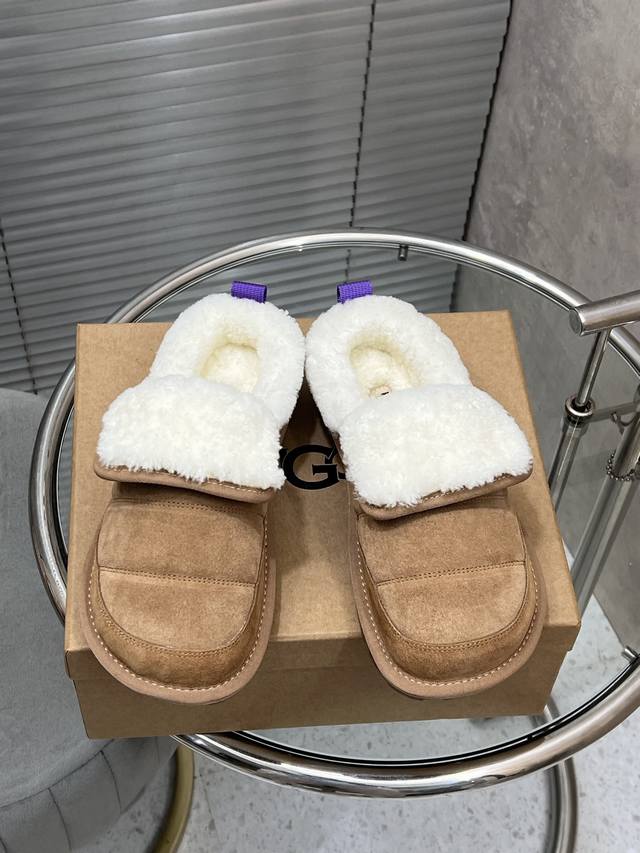 出厂 Ugg米其林毛毛虫拖鞋，鞋口外翻毛设计！ 面料：高丝光牛反绒， 欧洲进口羊羔毛， 原版开模大底，