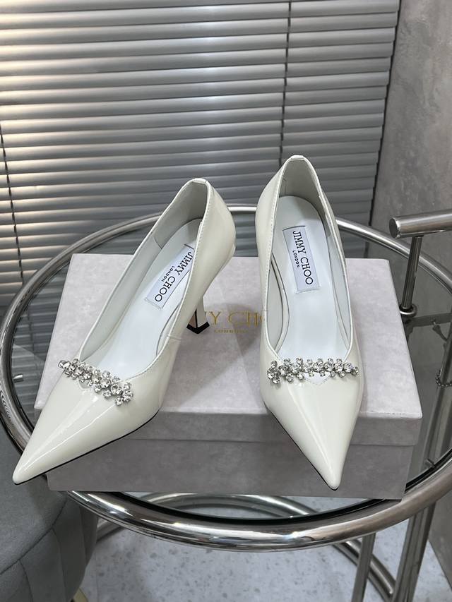 出厂 顶级版本 Jimmy Choo 秋季新品 尖头 镶钻饰条 Belinda pum 高跟鞋 面料：进口胎牛漆皮 内里：进口羊皮 大底：意大利进口真皮大底 跟