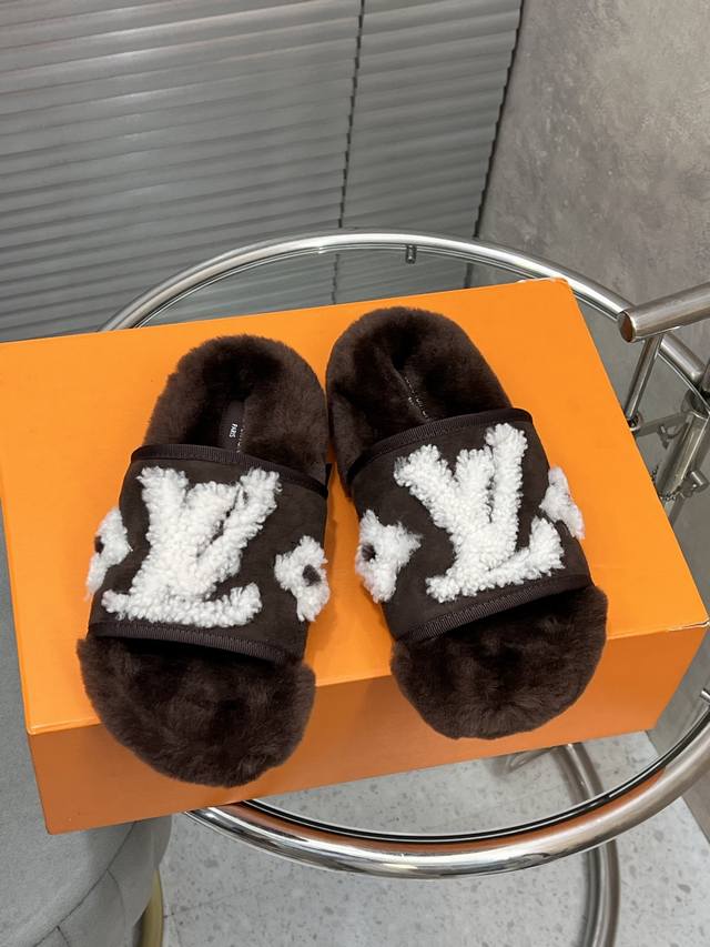 出厂 Lv 秋冬字母羊毛拖鞋 羊毛是选用欧洲进口A级羊毛 大底：原版一样的Tpu材质、底片耐磨防滑 码数：35-41 40 41定制