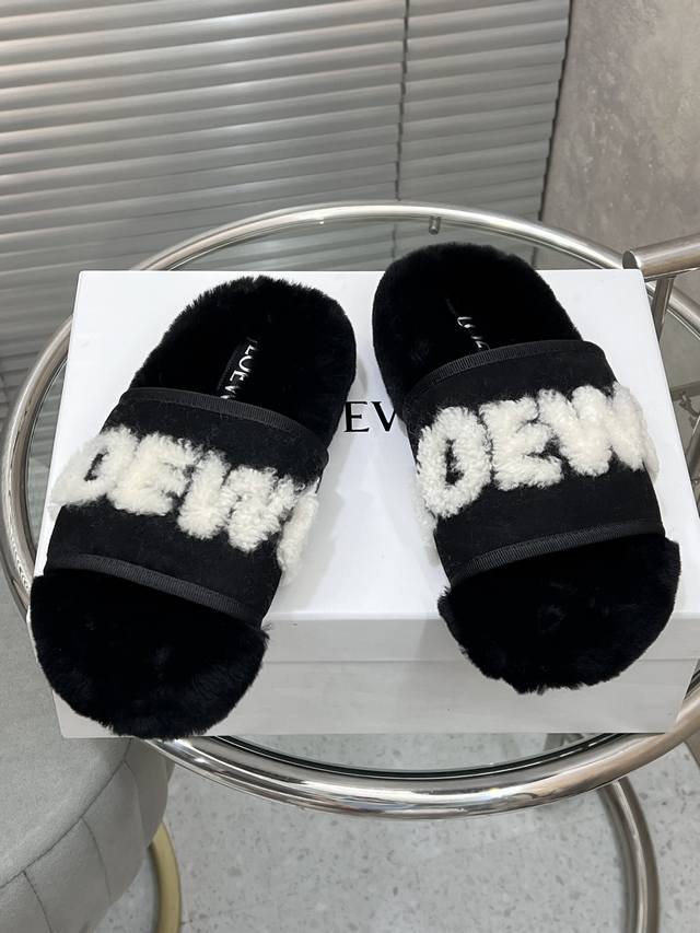 出厂 Loewe 罗意威经典秋冬字母羊毛拖鞋 羊毛是选用欧洲进口A级羊毛 大底：原版一样的Tpu材质、底片耐磨防滑 码数：35-41 40 41定制