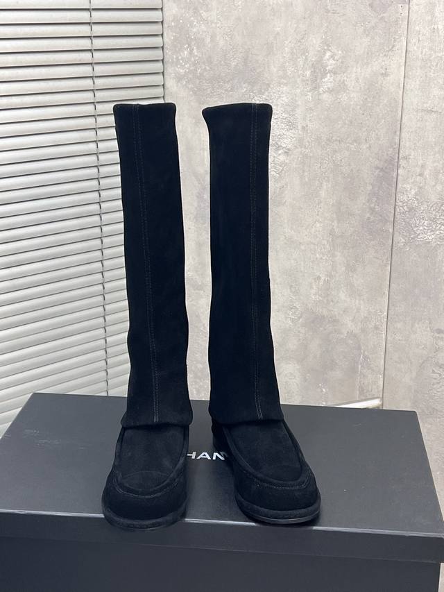 Chanel 小香秋冬新款平底一脚蹬高筒女长靴 侧面Logo圆头低跟机车骑士靴 材质:鞋面进口高丝光牛猄皮 水染羊皮内里 原版开模大底 Size：35-39 4