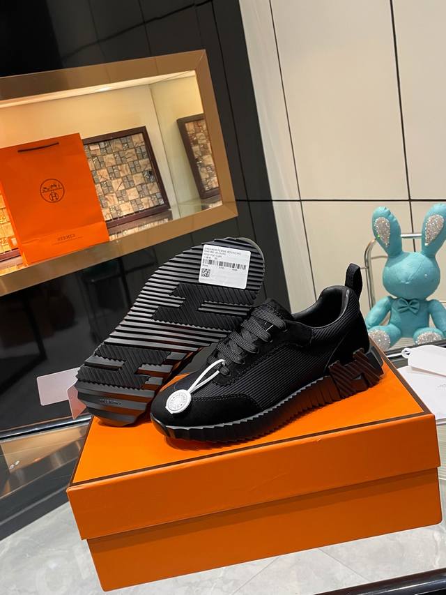 hermes 顶级版本爱马仕H家经典 飞织休闲运动鞋，最高版本，鞋底上饰以夸张“H”字母，斜体设计和鲜艳色彩展现活力，延续品牌设计灵感！ 非常漂亮的一款休闲鞋，