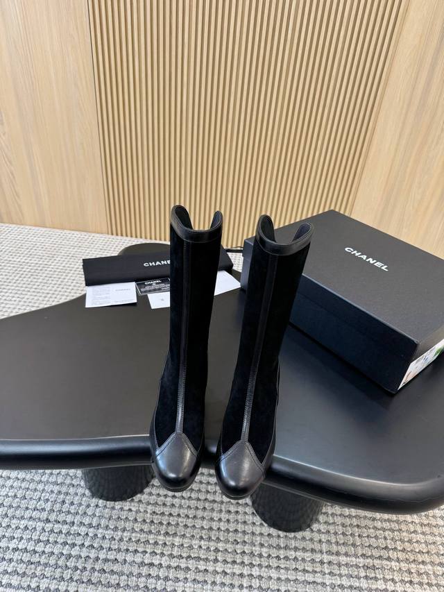 chan*中筒靴出厂： 顶级品质,版型超正 面料：丝光牛反绒 羊油皮 内里：羊皮 大底：意大利真皮底 码数：35 40 颜色：黑色 杏色