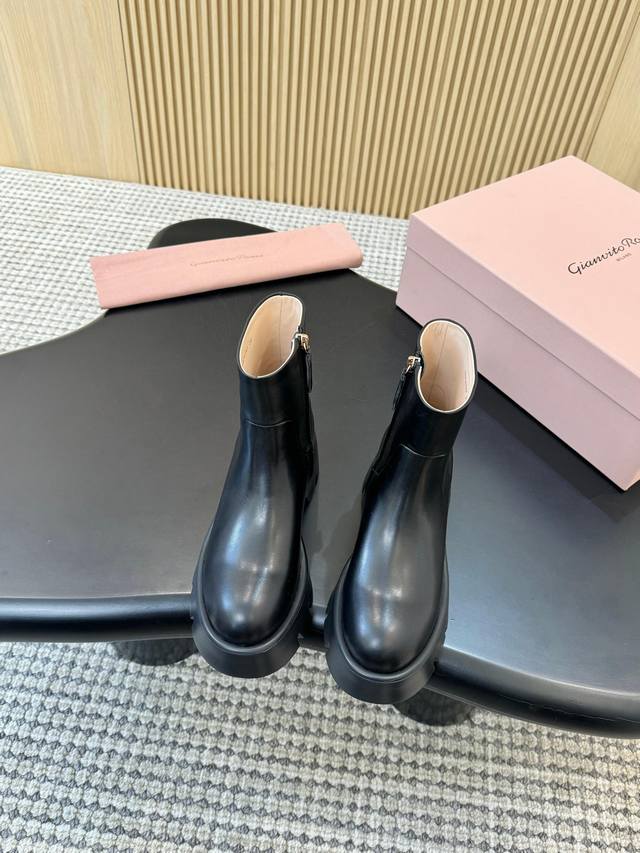 gr短靴出厂 面料：小牛皮 内里：羊皮 大底：Ip发泡爆款鞋底私模 码数：35 40 颜色：美德拉棕色，黑色