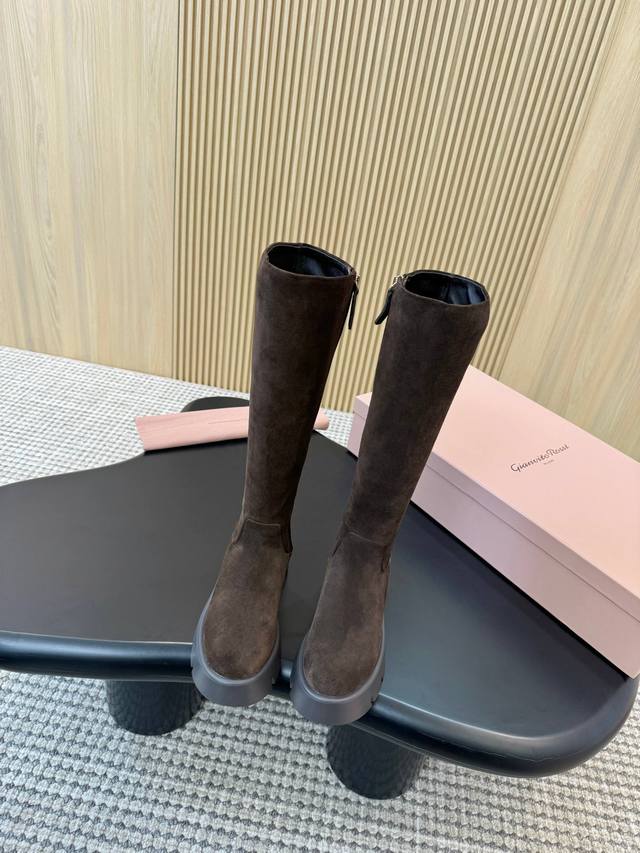 gr高筒靴出厂反绒皮： 面料：小牛皮 牛反绒 内里：羊皮 大底：私模Ip发泡轻底 码数：35 40